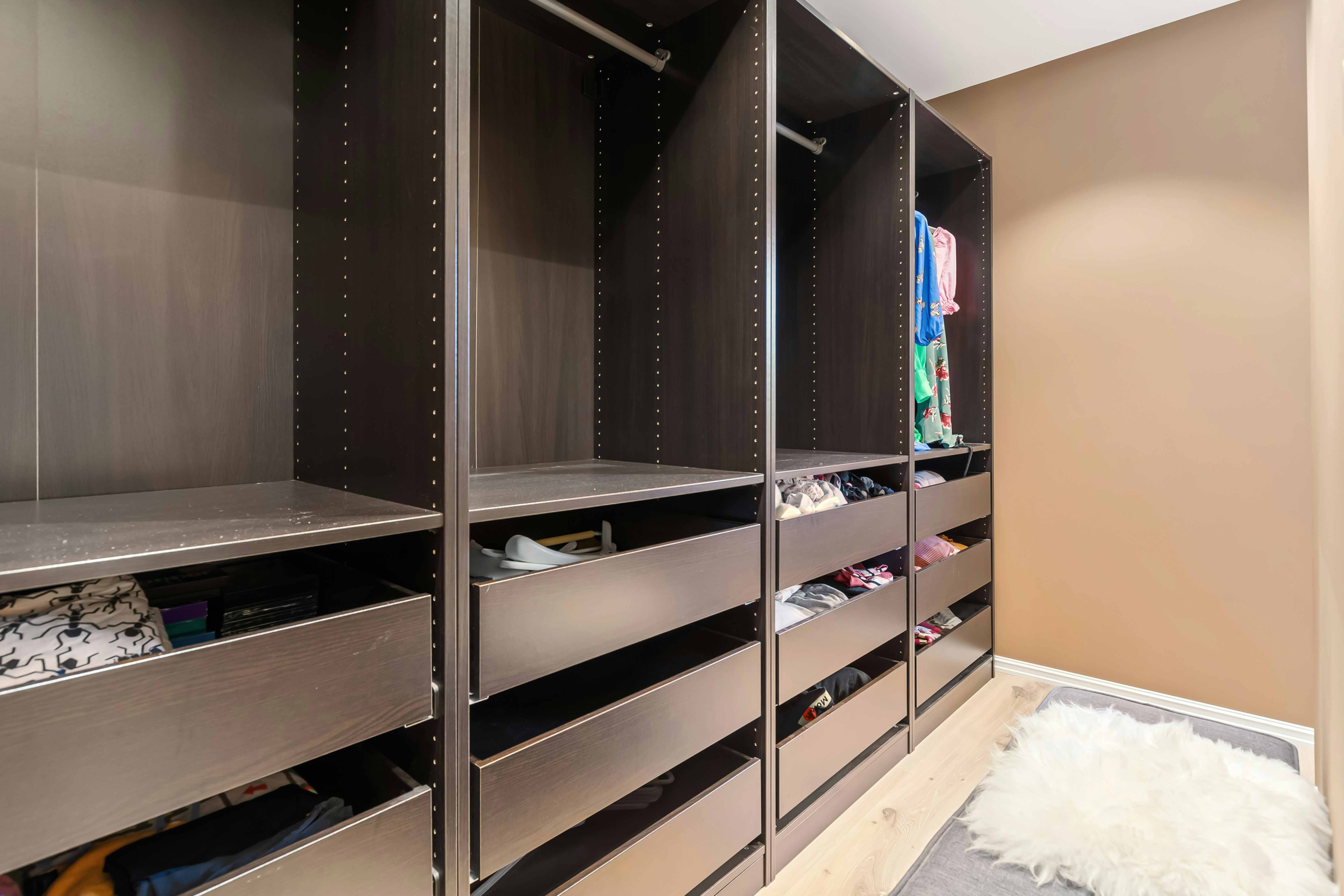 Fitted wardrobe with sliding doors